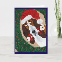 Basset Hound Weihnachtsmann, der durch einen Kranz