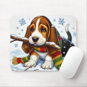 Basset Hound-Welpe im Schnee mit Schal und Zweig Mousepad