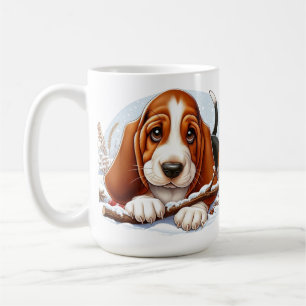 Basset Hound-Welpe in einer schneebedeckten Winter Kaffeetasse
