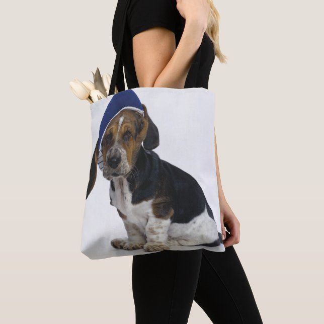 Basset Hound-Welpe mit Maske (Von Nahem)
