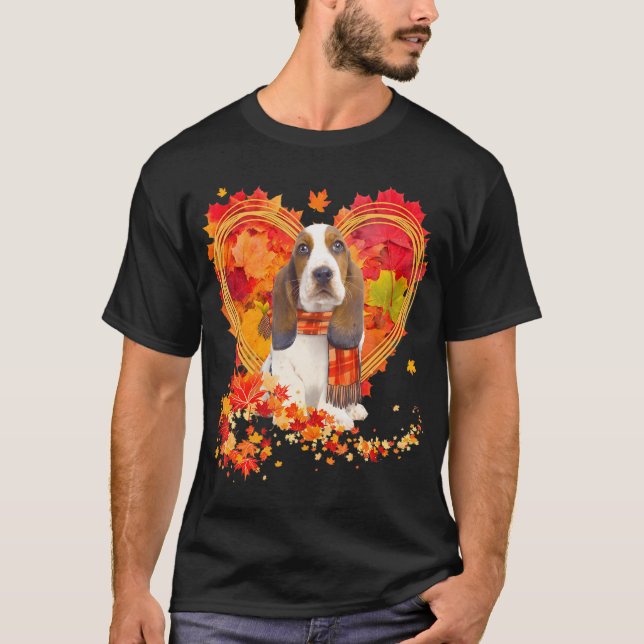 Basset-Hund mit Herzstück aus Herbstblättern T-Shirt (Vorderseite)