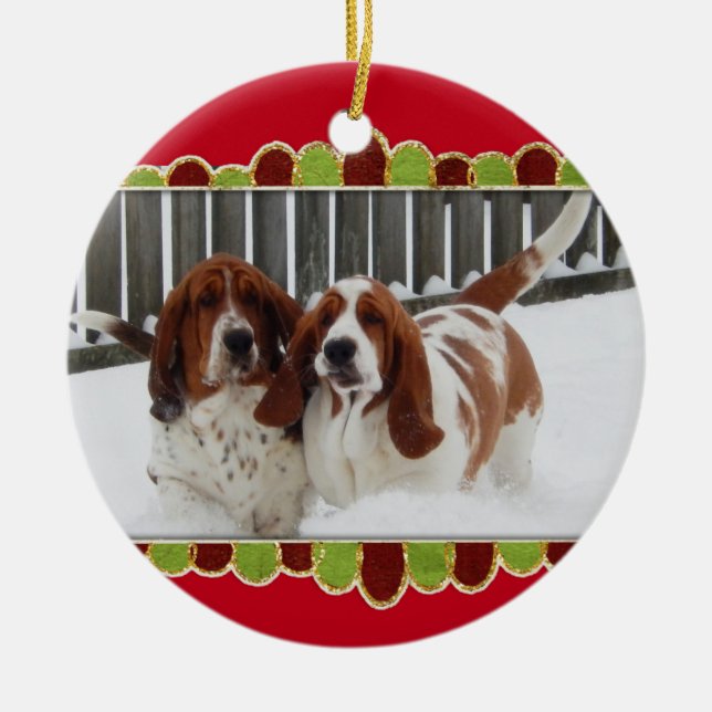 Basset im Schnee auf Weihnachtsverzierung Keramikornament (Vorne)