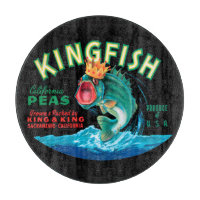 Bassfische mit Krone auf schwarzem Hintergrund