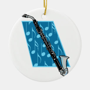Bassklarinette mit blauem Hintergrund und Keramikornament