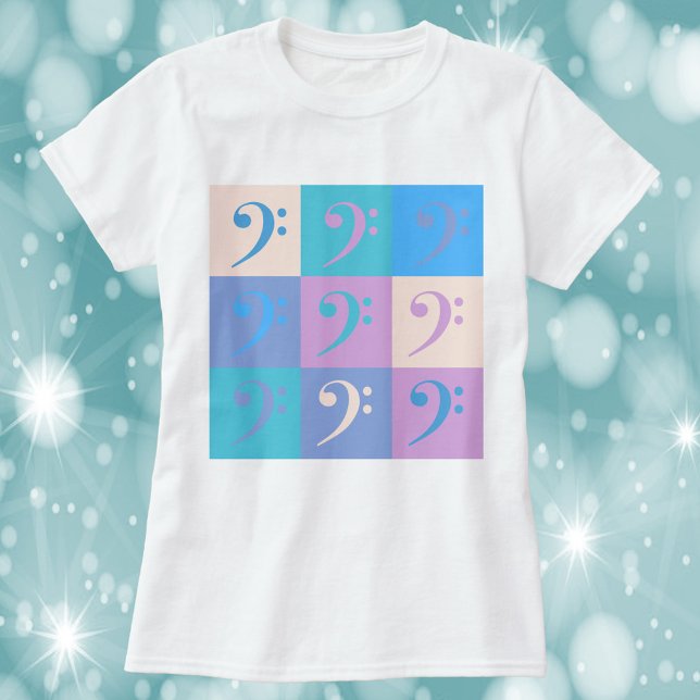 Bassschlüssel-Muster-Musik Pastell T-Shirt (A tshirt with a pastel pattern of bass clefs.)
