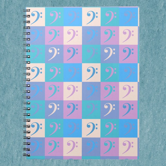 Bassschlüssel-Muster Pastell Notizblock (A notebook with a pattern of bass clef music symbols in blue, yellow, pink and purple.)