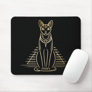Bastet, ägyptische Katzen-Göttin vor einer Pyramid Mousepad