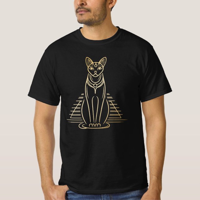 Bastet, ägyptische Katzengöttin vor einer Pyramide T-Shirt (Vorderseite)