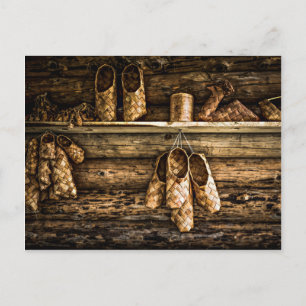 Bastschuhe an der Wand Postkarte