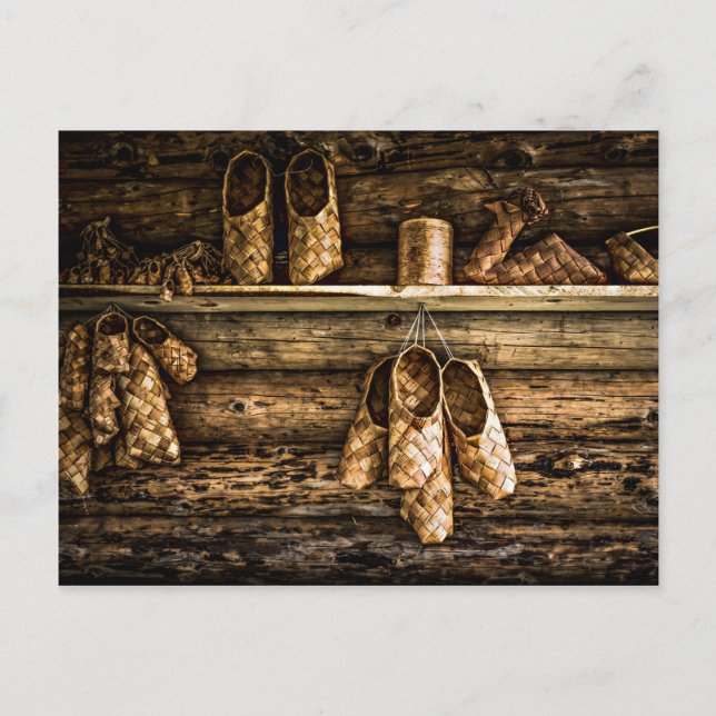 Bastschuhe an der Wand Postkarte (Vorderseite)