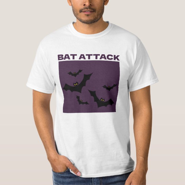 Bat Attack Graphic Halloween-T-Shirt T-Shirt (Vorderseite)