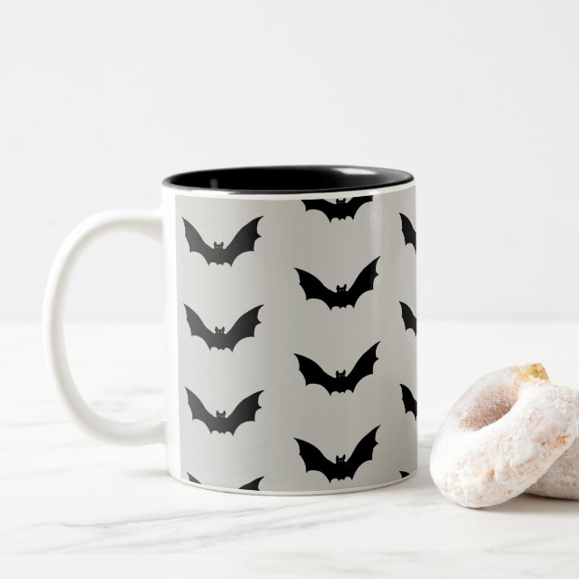 Bat Flying Spooky Halloween Muster Zweifarbige Tasse (Mit Donut)