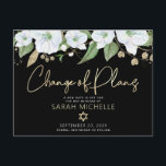 Bat Mitzvah Black Gold Script Floral Watercolor Einladungspostkarte<br><div class="desc">Achten Sie darauf, dass alle Ihre Freunde und Verwandten den Meilenstein Ihrer Tochter Bat Mitzvah feiern können, unabhängig von den aktuellen unvorhergesehenen globalen Umständen. Schicken Sie diese schicke, personalisierte Ankündigung von "Plan ändern" Postkarte. Ein schicker, atemberaubender, weißer und goldener Glitzer mit floraler Aquarellfarbe mit Imitaten, Goldfolien-Schrift Typografie und weißer San-Serifenart...</div>