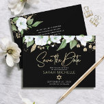 Bat Mitzvah Black Gold Script Watercolor Floral Save The Date<br><div class="desc">Achten Sie darauf, dass alle Ihre Freunde und Verwandten den Meilenstein Ihrer Tochter Bat Mitzvah feiern können! Schicken Sie diese schicke, personalisierte "Save the Date" Anzeigenkarte. Ein schicker, atemberaubender, weißer und goldener Glitzer mit floraler Aquarellfarbe mit Imitaten, Goldfolien-Schrift Typografie und weißer San-Serifenart überlagert einen dramatischen schwarzen Hintergrund. Personalisieren Sie den...</div>