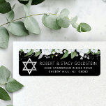 Bat Mitzvah Black Silver Floral Rücksendeadresse<br><div class="desc">Seien Sie stolz, freuen Sie sich und feiern Sie diesen Meilenstein Ihres Lieblings-Bat Mitzvah, wenn Sie dieses raffinierte, personalisierte Rücksendelabel! Eine schicke, atemberaubende, weiße und Imitate silberne Glitzer florale Aquarell, Imitate silberne Folie Star of David, und weiße Sans Serif Typografie überlagern einen dramatischen schwarzen Hintergrund Personalisieren Sie den benutzerdefinierten Text...</div>