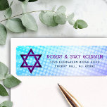 Bat Mitzvah Blue Lila Gradient Retro Fun Adresse<br><div class="desc">Seien Sie stolz, freuen Sie sich und präsentieren Sie diesen Meilenstein Ihres Lieblings-Bat Mitzvah mit diesem boho Retro, personalisierte Rücksendeadresse-Label! Die trendige, fett lila und marineblaue Typografie mit moderner Sans-Serif-Typografie überlagert den Hintergrund von türkisfarbenen Pop und lila Ober-Farbradien mit weißen Punkten. Personalisieren Sie den benutzerdefinierten Text mit Ihrem Namen und...</div>