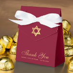 Bat Mitzvah Burgundy Imitats Gold Foil Star Vielen Geschenkschachtel<br><div class="desc">Eine bordeauxrote und goldene Gunst-Box für eine Fledermausmitzvah eines Mädchens. Auf der Lasche,  hat es Imitate goldene Folie Stern von David. Die Nachricht Dankeschön ist im unteren Teil geschrieben,  in einem eleganten Imitat goldenes Drehbuch,  der Anlass und das Datum sind in goldenen Kappen darunter geschrieben. Der Hintergrund ist bordeauxrot.</div>