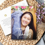 Bat Mitzvah Foto Blumenschrift Custom Vielen Dank Postkarte<br><div class="desc">Vergewissern Sie sich, dass Ihr Lieblings-Bat Mitzvah ihre Wertschätzung für alle, die ihre Meilenstein-Veranstaltung unterstützt! Schicken Sie diese raffinierte, personalisierte Dankeschön Postcard! Eine schicke, atemberaubende, rosa und pfirsichfarbene Aquarellfarbe mit weißer Schrifttyp und moderner Sans-Serifenschrift überlagern das Foto Ihrer Wahl. Ein Stern von David, zusammen mit Ihrer personalisierten Note, schmücken den...</div>