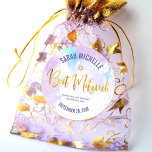 Bat Mitzvah Gold Fotoleiterschrift auf Lila Wasser Runder Aufkleber<br><div class="desc">Seien Sie stolz, freuen Sie sich und feiern Sie diesen Meilenstein Ihres Lieblings-Bat Mitzvah! Benutzen Sie dieses atemberaubende, moderne, funkelnd Imitat-Drehbuch, Star of David und winzige Punkte gegen einen leichten lila Aquarellaufkleber, um ihren besonderen Tag zu ergänzen. Personalisieren Sie den benutzerdefinierten Text mit ihrem Namen und Datum des Ereignisses. Garantiert,...</div>