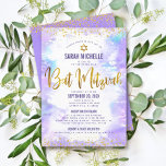 Bat Mitzvah Gold Glitzer Lila Wasserfarbe 2 Verans Einladung<br><div class="desc">Seien Sie stolz, freuen Sie sich und präsentieren Sie diesen Meilenstein Ihres Lieblings-Bat Mitzvah! Versenden Sie diese atemberaubende, moderne, personalisierte Einladung für eine Veranstaltung, an die Sie sich erinnern können. Funkelnd Imitate Goldfolienskript, Glitzer Punkte. Der Star von David und Typografie-Skript überlagern einen leichten lila Aquarellhintergrund. Personalisieren Sie den benutzerdefinierten Text...</div>