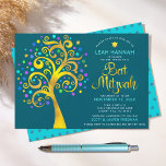 Bat Mitzvah Golden Foil Moderner Tree Im Fünfspänn Einladung<br><div class="desc">Seien Sie stolz, freuen Sie sich und präsentieren Sie diesen Meilenstein Ihres Lieblings-Bat Mitzvah! Dieses grafische Imitat aus Goldfolienbaum mit funkelnd türkisfarbenem, aquamarinem, lila und blauen Stern von David und dot "Blätter" auf einem aquamarinen, dunkelblauen Hintergrund ist die perfekte Einladung für diesen besondere Anlass. Auf der Rückseite ist ein winziger,...</div>