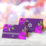 Bat Mitzvah Lila Bold Moderne Wasserfarbe Platzkarte<br><div class="desc">Kein Bat Mitzvah Party ist komplett ohne personalisierte Platzkarten. Lass deinem Lieblings-Bat Mitzvah Stolz, Freude und feiere ihren Meilenstein in ihrem perfekt koordinierten Party. Diese raffinierte, schicke, atemberaubende, lila, rosa, florale Aquarellfarbe mit modernem san serif type überlagert einen lila dunkelpflaumen Hintergrund. Imitate Goldfolie reiht sich in die Innenseite ein. Personalisieren...</div>