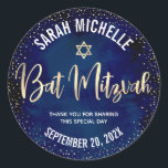 Bat Mitzvah Modern Navy Blue Gold Glitzer Script Runder Aufkleber<br><div class="desc">Seien Sie stolz, freuen Sie sich und feiern Sie diesen Meilenstein Ihres Lieblings-Bat Mitzvah, wenn Sie diesen raffinierten, personalisierten Aufkleber verwenden! Funkelnd goldene Imitate, handgeschriebene Schrift, ein Star of David und winzige Konfetti-Glitzer-Punkte, mit fett weißer Sans Serifentypografie, überlagern einen ausgeklügelten, dramatischen marineblauen Aquarell. Personalisieren Sie den benutzerdefinierten Text mit ihrem...</div>