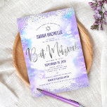 Bat Mitzvah moderne Silberfolie lila Aquarellfarbe Einladung<br><div class="desc">Seien Sie stolz, freuen Sie sich und präsentieren Sie diesen Meilenstein Ihres Lieblings-Bat Mitzvah! Versenden Sie diese atemberaubende, moderne, funkelnd Silber-Imitat-Folie und Glitzer-Punkte und handgeschriebene Skripte vor einem weichen lila Aquarell-Hintergrund, personalisierte Einladung für eine Veranstaltung zur Erinnerung. Personalisieren Sie den benutzerdefinierten Text mit dem Namen, Datum und Veranstaltungsort Ihres Bat...</div>