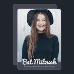Bat Mitzvah Modernes Foto Einladung<br><div class="desc">Dieses Design besteht aus spielerischen kursiven Skripten,  die durch einfache san-Serifentypografie bekämpft werden. Dieses Design ist modern und einfach. Fügen Sie ein Foto hinzu.

Abrufbar unter:http://www.zazzle.com/store/selectpartysupplies</div>