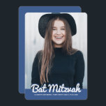 Bat Mitzvah Modernes Foto Einladung<br><div class="desc">Dieses Design besteht aus spielerischen kursiven Skripten,  die durch einfache san-Serifentypografie bekämpft werden. Dieses Design ist modern und einfach. Fügen Sie ein Foto hinzu.

Abrufbar unter:http://www.zazzle.com/store/selectpartysupplies</div>