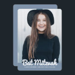 Bat Mitzvah Modernes Foto Einladung<br><div class="desc">Dieses Design besteht aus spielerischen kursiven Skripten,  die durch einfache san-Serifentypografie bekämpft werden. Dieses Design ist modern und einfach. Fügen Sie ein Foto hinzu.

Abrufbar unter:http://www.zazzle.com/store/selectpartysupplies</div>