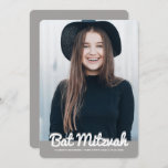 Bat Mitzvah Modernes Foto Einladung<br><div class="desc">Dieses Design besteht aus spielerischen kursiven Skripten,  die durch einfache san-Serifentypografie bekämpft werden. Dieses Design ist modern und einfach. Fügen Sie ein Foto hinzu.

Abrufbar unter:http://www.zazzle.com/store/selectpartysupplies</div>