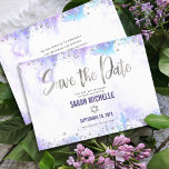 Bat Mitzvah Modernes Silver Script Lila Watercolor Save The Date<br><div class="desc">Achten Sie darauf, dass alle Ihre Freunde und Verwandten den Meilenstein Ihrer Tochter Bat Mitzvah feiern können! Versenden Sie diese atemberaubende, moderne, funkelnd Silber-Imitat-Folie und Glitzer-Punkte und handgeschriebene Schrift vor einem weichen lila Aquarellhintergrund, personalisierte "Save the Date"-Ankündigungskarte. Ihre individuelle Nachricht und zusätzliche Imitate silber Punkte auf einem weichen lila Aquarellhintergrund...</div>