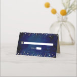 Bat Mitzvah Navy Watercolor Gold Glitzer Script Platzkarte<br><div class="desc">Kein Bat Mitzvah Party ist komplett ohne personalisierte Platzkarten. Lass deinem Lieblings-Bat Mitzvah Stolz, Freude und feiere ihren Meilenstein in ihrem perfekt koordinierten Party. Fett, sans Serif Typografie und funkelnd Imitate Gold Glitzer winzige Punkte überlagern einen reichen, dramatischen, marineblauen Aquarellhintergrund. Auf der Rückseite, weiße Sans Serif Typografie, zusammen mit Imitaten...</div>
