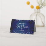 Bat Mitzvah Navy Watercolor Silver Glitzer Script Platzkarte<br><div class="desc">Kein Bat Mitzvah Party ist komplett ohne personalisierte Platzkarten. Lass deinem Lieblings-Bat Mitzvah Stolz, Freude und feiere ihren Meilenstein in ihrem perfekt koordinierten Party. Fett, sans Serif Typografie und funkelnd Imitate silber Glitzer winzige Punkte überlagern einen reichen, dramatischen, marineblauen Aquarellhintergrund. Auf der Rückseite, weiße Sans Serif Typografie, zusammen mit Imitaten...</div>