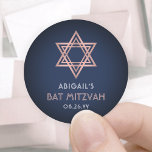 Bat Mitzvah Pink Rose Gold Navy Blue Star von Davi Runder Aufkleber<br><div class="desc">Fügen Sie eine personalisierte Touch zu Fledermaus Mitzvah Dankeschön Noten oder Favoriten mit diesen eleganten marineblau, weiß und rosa rund Aufkleber / Umschlag Aufkleber. Der gesamte Text ist einfach anzupassen oder zu löschen. Das Design besticht durch einen schlichten marineblauen Hintergrund, Rose-Gold-Imitate-Metallic-Star von David und stilvolle Kunst Deko inspirierte Typografie. Mazel...</div>