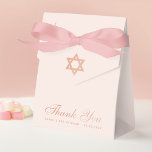 Bat Mitzvah Pink Rose Gold Star von David Vielen D Geschenkschachtel<br><div class="desc">Ein rosa und Rose goldene Gunst-Box für eine Fledermaus-Mitzvah. Auf der Klappe,  hat es (Imitate) Rose goldenen Stern von David. Die Nachricht Dankeschön ist im unteren Teil geschrieben,  in einer eleganten Rose goldskript,  der Anlass und das Datum sind in ähnlich farbigen Kappen darunter geschrieben. Der Hintergrund ist rot.</div>