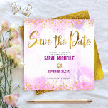 Bat Mitzvah Pink Watercolor Gold Script Square Save The Date<br><div class="desc">Achten Sie darauf, dass alle Ihre Freunde und Verwandten den Meilenstein Ihrer Tochter Bat Mitzvah feiern können! Versenden Sie dieses atemberaubende, moderne, funkelnd Imitat-Folie und Glitzer-Punkte und Typografie-Skript vor einem weichen rosa Aquarellhintergrund, personalisierte "Save the Date" Ankündigungskarte. Imitate goldene Folie mit einem weißen Stern von David schmückt die Rückseite. Personalisieren...</div>