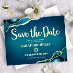 Bat Mitzvah Rett Date Aquamarin Ombre Agate Real G Folie Einladungspostkarte<br><div class="desc">Achten Sie darauf, dass alle Ihre Freunde und Verwandten den Meilenstein Ihrer Tochter Bat Mitzvah feiern können! Versenden Sie diese coole, einzigartige, moderne, personalisierte "Save the Date" echte Goldfolienkarte Postcard. Eine echte Goldfolien-Schrift Typografie, eine echte Goldfolie-Star von David, und eine weiße Sans-Serifen-Typografie überlagern einen tieftürkisfarbenen, aquamarinen, blauen Hintergrund mit türkisblauem...</div>