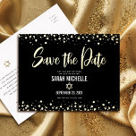 Bat Mitzvah Rett Date Bold Script Black Real Gold Folie Einladungspostkarte<br><div class="desc">Achten Sie darauf, dass alle Ihre Freunde und Verwandten den Meilenstein Ihrer Tochter Bat Mitzvah feiern können! Senden Sie diese atemberaubende, moderne, "Save the Date" Ankündigungskarte. Die grafische reale Goldfolienkalligraphie-Schrift Star of David und Konfetti-Punkte überlagern einen reichen, dramatischen, schwarzen Hintergrund. Personalisieren Sie den benutzerdefinierten Text mit dem Namen und Datum...</div>