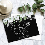 Bat Mitzvah Rett Date Floral Black Silver Script Einladungspostkarte<br><div class="desc">Achten Sie darauf, dass alle Ihre Freunde und Verwandten den Meilenstein Ihrer Tochter Bat Mitzvah feiern können! Schicken Sie diese schicke, personalisierte "Save the Date" Ankündigungskarte. Ein schicker, atemberaubender, weißer und Imitat silberner Glitzer florale Aquarell, Imitate Silber-Folie Kalligraphie Schrift Typografie und weiße Sans Serif Typ Overlay ein dramatischen schwarzen Hintergrund....</div>