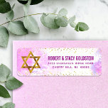 Bat Mitzvah rosa Aquarell & Goldgold Rücksendeadre<br><div class="desc">Seien Sie stolz, freuen Sie sich und feiern Sie diesen Meilenstein Ihres Lieblings-Bat Mitzvah! Nutzen Sie dieses atemberaubende, moderne, funkelnd Gold Imitat, das Star of David und winzige Punkte vor einem weichen rosa Aquarellhintergrund filmt. Personalisieren Sie den benutzerdefinierten Text mit Ihrem Namen und Ihrer Adresse. Garantiert, um Ihren Korrespondenz stilvollen...</div>