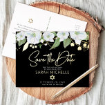 Bat Mitzvah Save the Date Floral Black Real Gold Folie Einladungspostkarte<br><div class="desc">Achten Sie darauf, dass alle Ihre Freunde und Verwandten den Meilenstein Ihrer Tochter Bat Mitzvah feiern können! Schicken Sie diese schicke, personalisierte "Save the Date" Ankündigungskarte. Eine schicke, atemberaubende, weiße und reale Goldfolie florale Aquarellfarbe, handgeschriebene Schrift aus echter Goldfolie und eine serifenlose Schrift überlagern einen dramatischen schwarzen Hintergrund. Personalisieren Sie...</div>