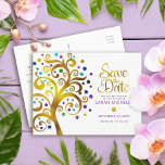 Bat Mitzvah Save the Date Gold Lila Baum des Leben Einladungspostkarte<br><div class="desc">Achten Sie darauf, dass alle Ihre Freunde und Verwandten den Meilenstein Ihrer Tochter Bat Mitzvah feiern können! Versenden Sie diese atemberaubende, grafische Imitate Goldfolienbaum mit funkelnd türkisfarbenen, aquamarinen, lila und blauen Star of David und Punkt "Blätter" auf einem weißen Hintergrund, personalisierte "Save the Date" Ankündigung Postkarte. Personalisieren Sie den benutzerdefinierten...</div>