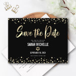 Bat Mitzvah Save the Date Modernes Black Gold Scri Einladungspostkarte<br><div class="desc">Achten Sie darauf, dass alle Ihre Freunde und Verwandten den Meilenstein Ihrer Tochter Bat Mitzvah feiern können! Senden Sie diese atemberaubende, moderne, "Save the Date" Ankündigungskarte. Graphische Imitate Goldfolie-Kalligraphie-Skript, Star of David, und Konfetti, überlagern einen reichen, dramatischen, schwarzen Hintergrund. Personalisieren Sie den benutzerdefinierten Text mit dem Namen und Datum Ihres...</div>