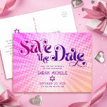 Bat Mitzvah Save the Date Retro Pink Orange Ombre Einladungspostkarte<br><div class="desc">Achten Sie darauf, dass alle Ihre Freunde und Verwandten den Meilenstein Ihrer Tochter Bat Mitzvah feiern können! Senden Sie diese lustige, boho Retro, personalisierte "Save the Date" Ankündigung Postkarte. Spaß, trendige, kühn dunkelrosa und lila Typografie mit moderner Sans Serif Typografie überlagern den Hintergrund von Pop-Lichtstrahlen in Orange- und Rosa-Ober-Farbradien mit...</div>