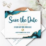 Bat Mitzvah Save the Date Türkis Agate Script Einladungspostkarte<br><div class="desc">Achten Sie darauf, dass alle Ihre Freunde und Verwandten den Meilenstein Ihrer Tochter Bat Mitzvah feiern können! Versenden Sie diese coole, einzigartige, moderne, personalisierte Postkarte "Save the Date". Dunkelblaue Schrift-Typografie und Imitate Goldstern von David überlagern einen schlichten, weißen Hintergrund mit türkisblauen Agitierfelsen, die mit Imitaten goldenen Adern verstärkt werden. Personalisieren...</div>