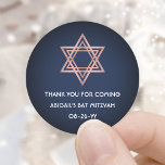 Bat Mitzvah Star von David Navy Blue Pink Rose Gol Runder Aufkleber<br><div class="desc">Fügen Sie eine personalisierte Touch zu Fledermaus Mitzvah Dankeschön Noten oder Favoriten mit diesen eleganten marineblau und rosa rund Aufkleber / Umschlag Aufkleber. Der gesamte Text ist einfach anzupassen oder zu löschen. Das Design besticht durch einen schlichten marineblauen Hintergrund, Rose-Gold-Imitate-Metallic-Star von David und stilvolle Kunst Deko inspirierte Typografie. Mazel Tov!...</div>
