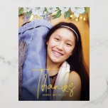 Bat Mitzvah Vielen Dank Foto Floral Bold Real Gold Folie Einladungspostkarte<br><div class="desc">Vergewissern Sie sich, dass Ihr Lieblings-Bat Mitzvah ihre Wertschätzung für alle, die ihre Meilenstein-Veranstaltung unterstützt! Schicken Sie diese raffinierte, personalisierte Dankeschön Postcard! Eine schicke, atemberaubende, weiße und reale Goldfolie florale Aquarellfarbe, handgeschriebene Schrift aus echter Goldfolie und Sans Serifentypografie überlagern das Foto Ihrer Wahl. Ein Imitat goldener Stern von David, zusammen...</div>