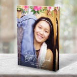 Bat Mitzvah Watercolor Floral Chic Skript Keepake Fotoblock<br><div class="desc">Seien Sie stolz, freuen Sie sich und präsentieren Sie diesen Meilenstein Ihres Lieblings-Bat Mitzvah mit diesem raffinierten, personalisierten Keepake Custom Foto Block! Eine schicke, atemberaubende, rosa und pfirsichfarbene Aquarellfarbe mit weißer Schrifttyp und moderner Sans-Serifenschrift überlagern das Foto Ihrer Wahl. Personalisieren Sie den benutzerdefinierten Text mit dem Namen und Datum Ihres...</div>
